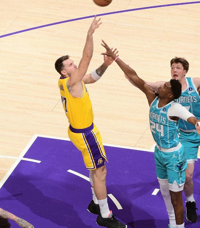 中超直播-东契奇39+3+4，詹姆斯全能难救主，湖人不敌黄蜂5战4负俯冲附加赛