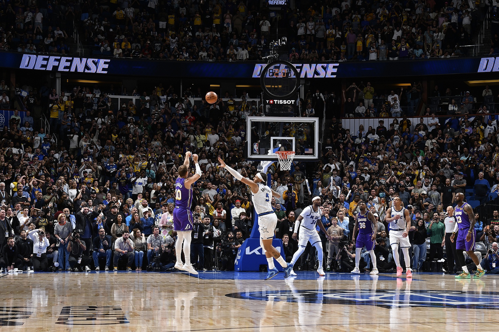 英超直播-肯纳德审判之投！东詹里哪个都不能放 湖人的进攻上限创造奇迹