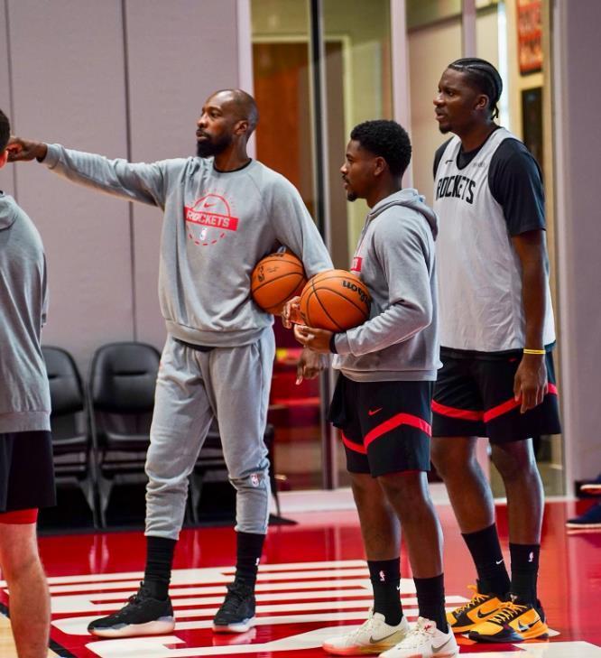 比分直播-戴维森签约！火箭15人豪阵上线，乌度卡可组3套阵容？过首轮稳了