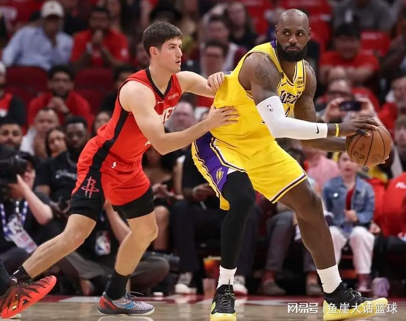 NBA直播-湖人最大功臣出炉，老詹两点该夸！斯玛特直言不讳，雷迪克也认错